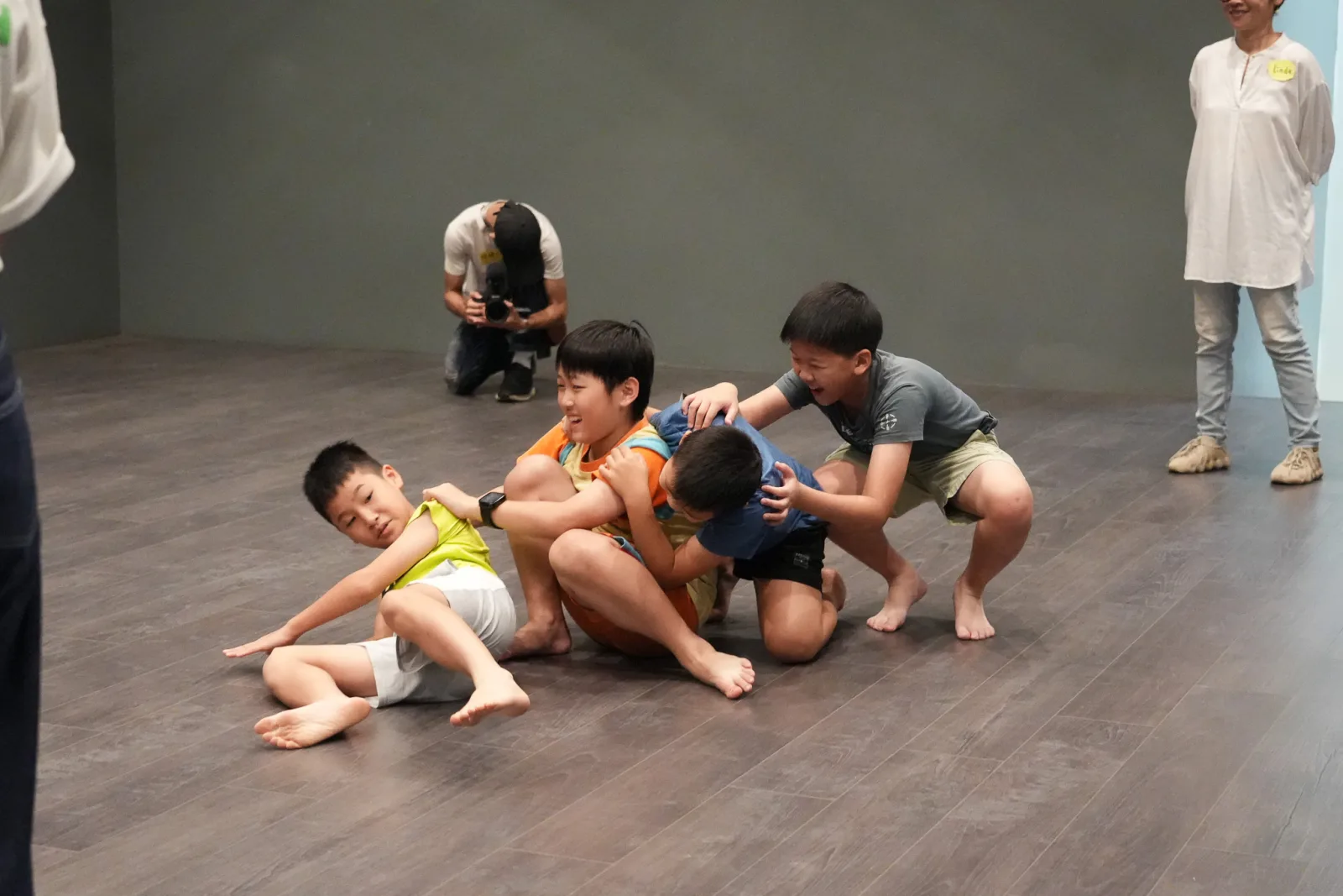 孩子們在課程中肢體互動、開懷大笑